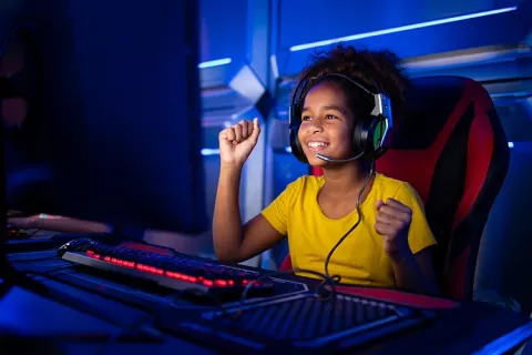 niña jugando videojuegos