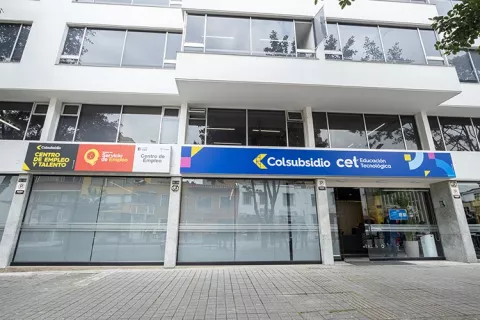 Fachada CET Colsubsidio muestra acceso principal