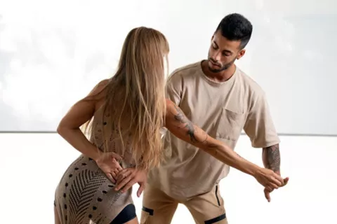 Hombre y mujer bailando bachata