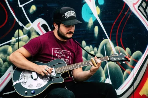 Hombre tocando guitarra