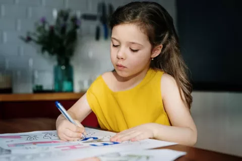 Niña dibujando