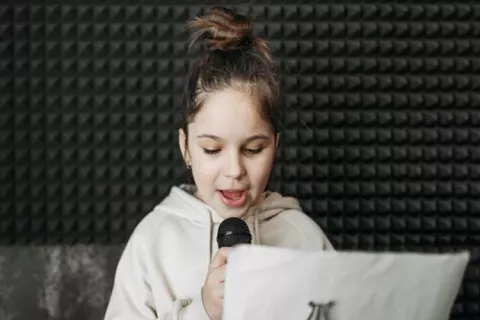 Niña cantando