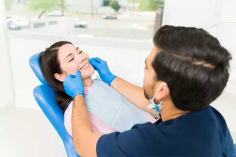 Mujer en chequeo odontológico