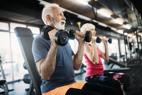 Una hombre adulto mayor en el gimnasio.