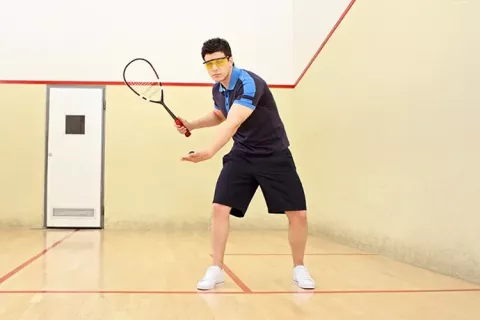 Jugador de squash realizando prácticas libres.