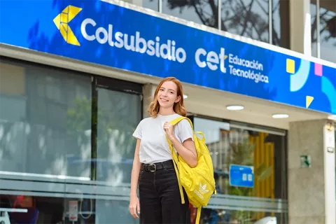 Estudiante ingresa a estudiar en la CET Colsubsidio