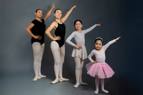Grupo bailarinas de las escuela de formación artística de ballet de Colsubsidio.