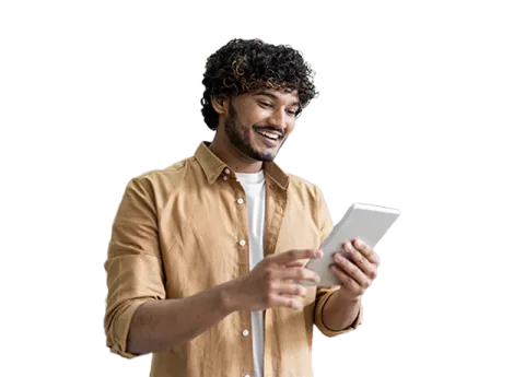 Joven leyendo un libro en su tablet.