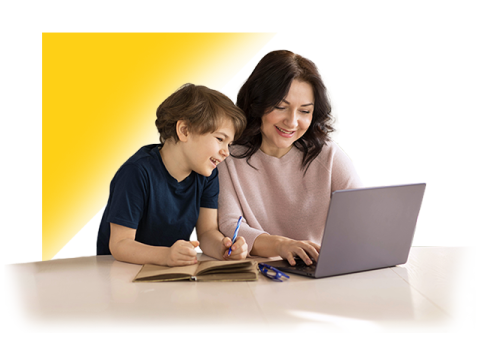 Un niño y su madre en un computador realizando las tareas para el colegio.