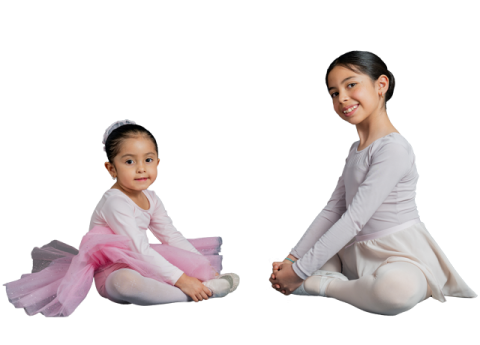 Dos niñas de la escuela de formación artística de ballet de Colsubsidio, sentadas en el suelo.