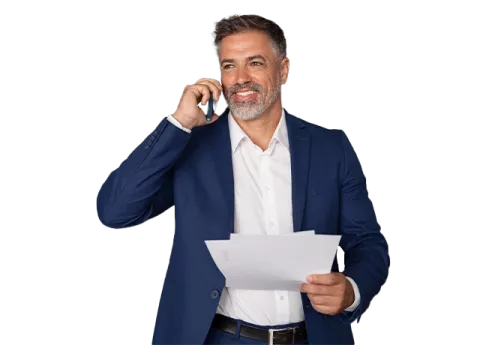 Hombre hablando por teléfono mientras sostiene unos documentos