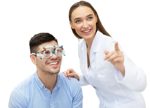 Médico haciendo un examen visual a paciente