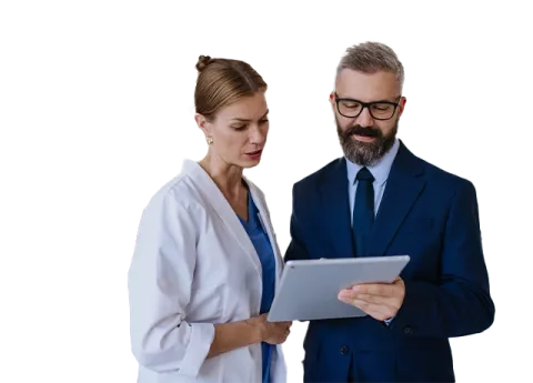 Un empresario y una médica revisan una tablet con el listado de trabajo para chequeo anual. 