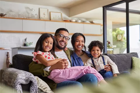 Familia en un sillón de espera