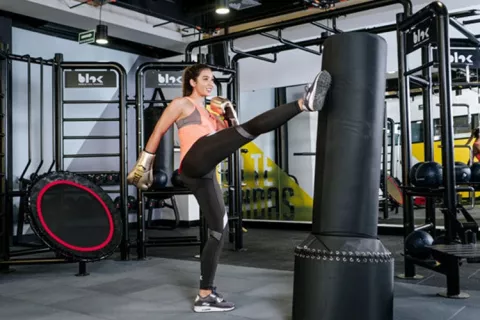 Mujer entrenando box