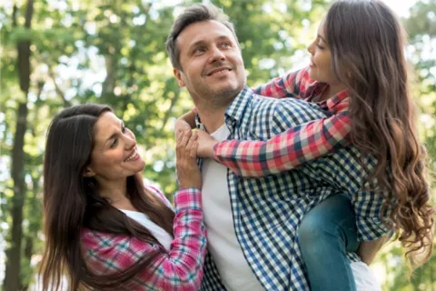 Familia abrazada en la naturaleza