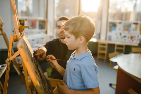 Niño pintando