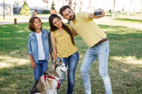 Familia tomándose una foto con su perro