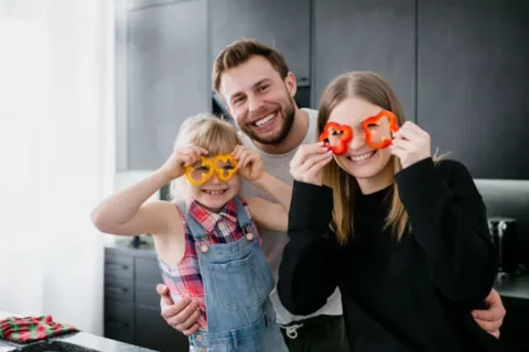 Familia con antifaces
