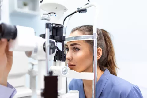 Mujer haciendo examen visual