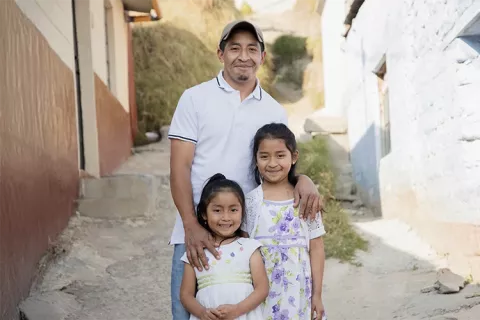 papá con sus dos hijas son beneficiarios del subsidio Colsubsidio