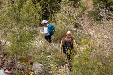 Dos personas caminando en un cerro