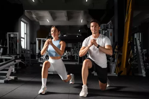 Hombre y mujer haciendo sentadillas