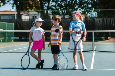 Niños jugando tenis
