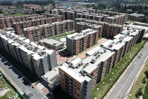 La vista aérea del conjunto Bosque de Arrayán Colsubsidio muestra edificios, vías y árboles.