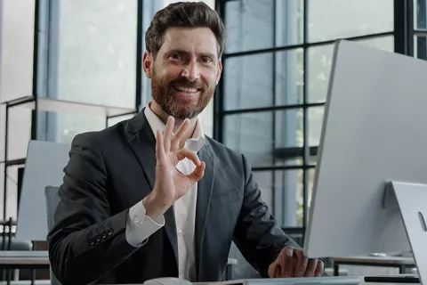 Asesor confirmando la afiliación de su empresa.