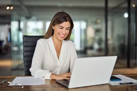 Asesora realizando la afiliación en línea de su empresa.