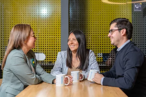 tres trabajadores de Colsubsidio tomando Café