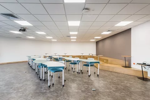 Salón del Centro de Desarrollo Colsubsidio Plaza de las Américas muestra sillas y tablero