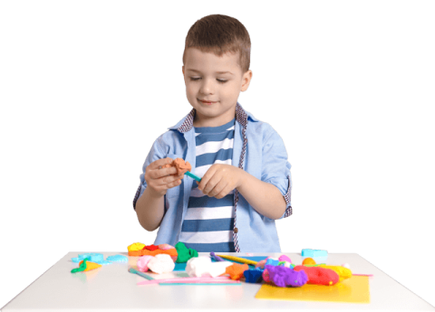 Niño realizando manualidades