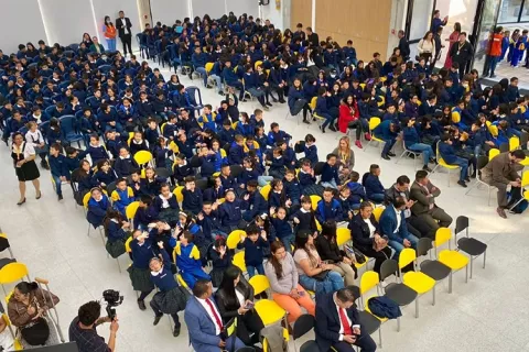 Estudiantes y padres en el colegio Maiporé