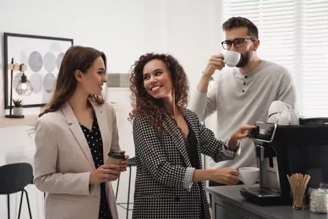 Personas trabajando y sonriendo