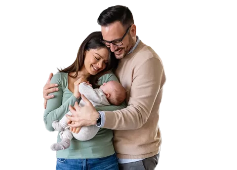 papá y mamá cargando a su bebé