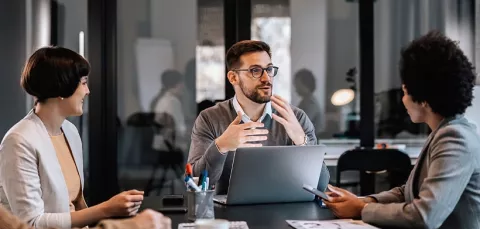 Grupo de personas en una reunión laboral