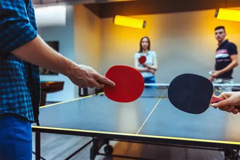 Práctica libre de tenis de mesa.