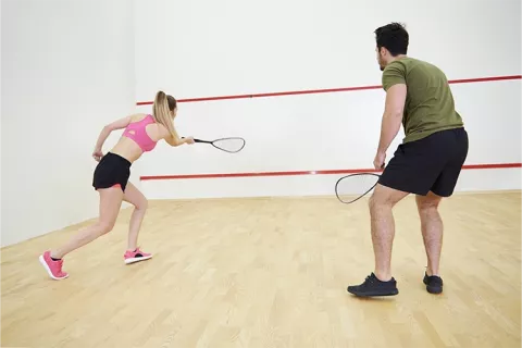 Práctica libre de racquetball.