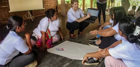 Promueve el empoderamiento de las mujeres rurales