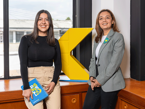 Dos mujeres sonrientes, quienes trabajan en Colsubsidio.