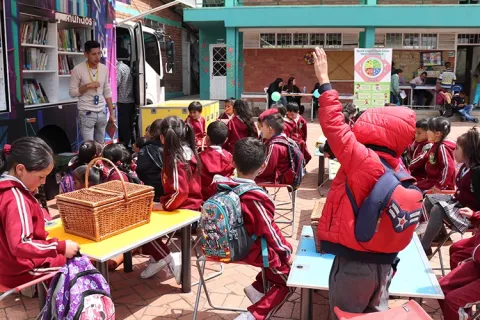 Niños participando en las actividades de la Biblioteca Móvil Colsubsidio.