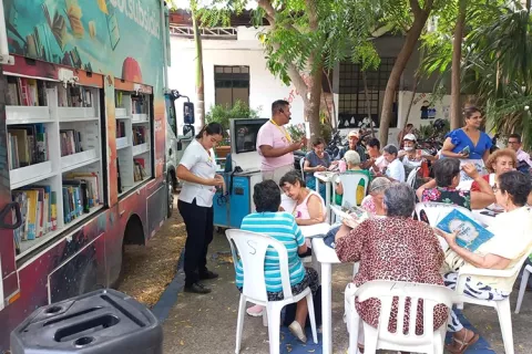 Adultos mayores participando en las actividades de la Biblioteca Móvil Colsubsidio.