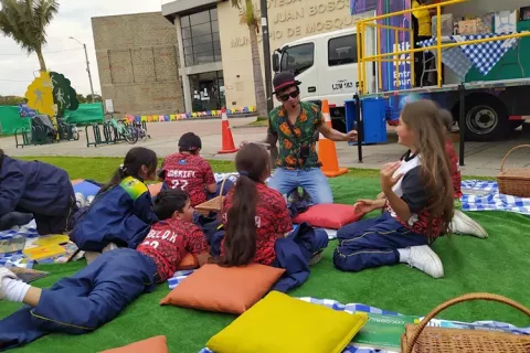 Picnic de estudiantes de colegios con la Biblioteca Móvil Colsubsidio.