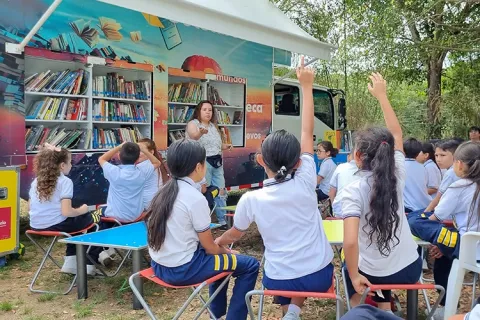 Participación de estudiantes en las actividades de la Biblioteca Móvil Colsubsidio.