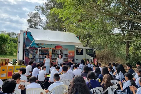 Profesoras de la Biblioteca Móvil Colsubsidio leyendo a estudiantes. 