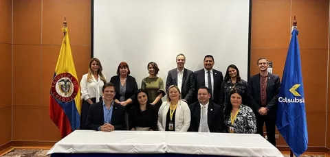 foto  hombres y mujeres firmando la alianza colsubsidio british council