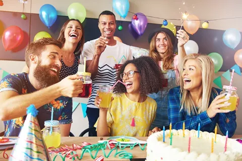 Amigos celebrando un cumpleaños en los Clubes Colsubsidio.