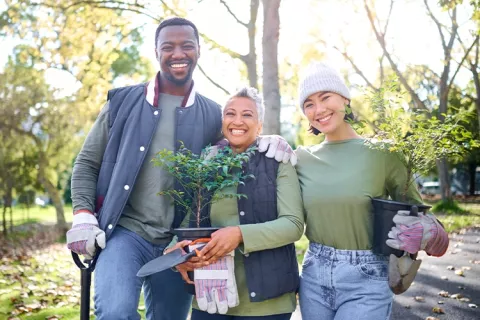 Familia sembrando árboles a través del proyecto Convive.